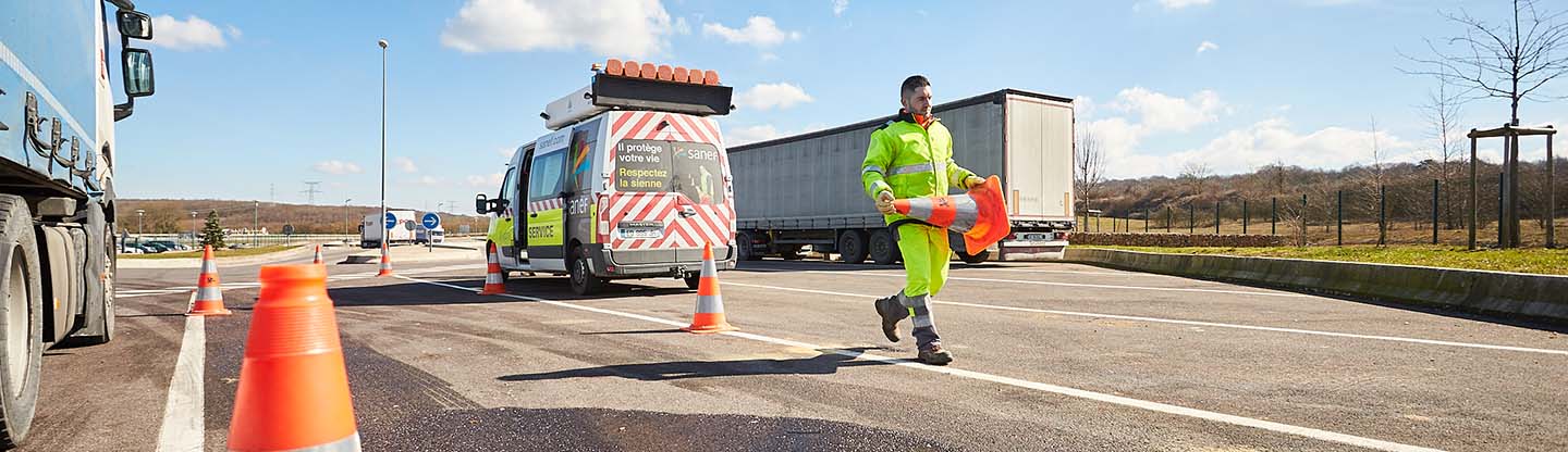 La sécurité des hommes en jaune sur l'autoroute