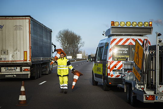 Autoroutes  : ouvrier en intervention - Balisage - Sanef