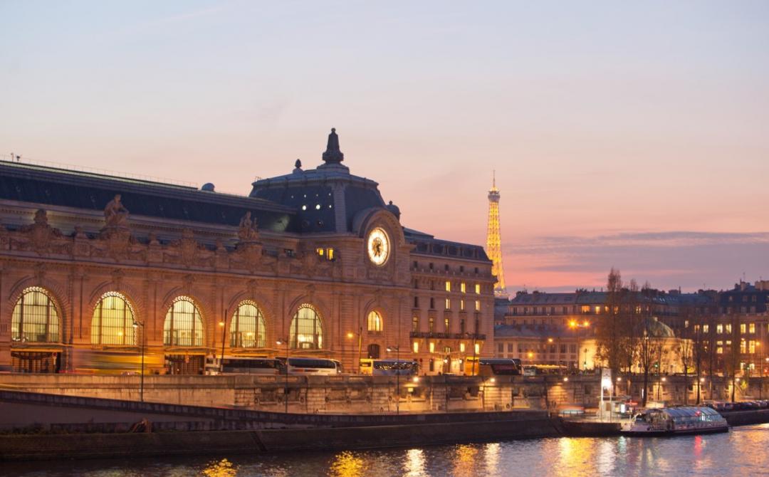 Extérieur du musée d'Orsay de nuit