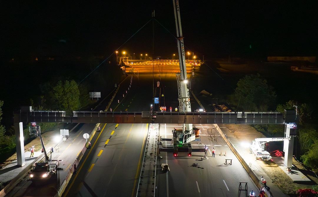 Pose de premier portique à Heudebouville - autoroute A13