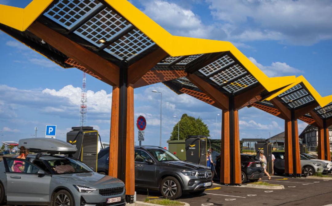 Bornes de recharge Fastned - Aire autoroute Sanef
