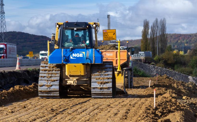 Régalage par bulldozer des matériaux traités mis en remblai (sens 2 section courante)